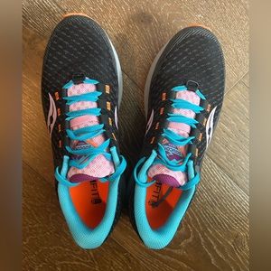 Women’s Like NEW Saucony Canyon Sneakers size 8